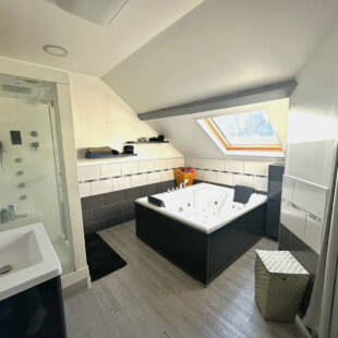 Immeuble avec local commercial et logements en plein centre de Caudry