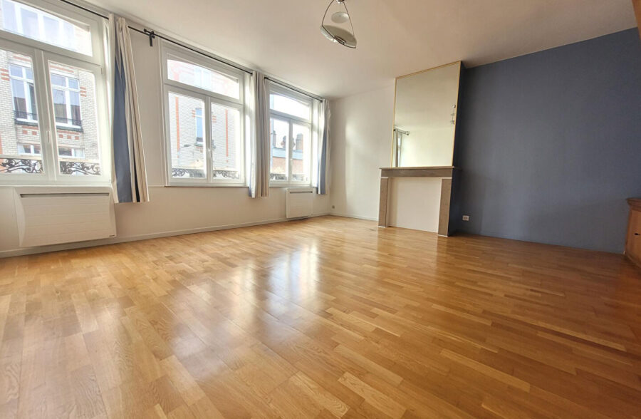 LILLE GAMBETTA: Type 3 bis dernier étage en duplex au calme