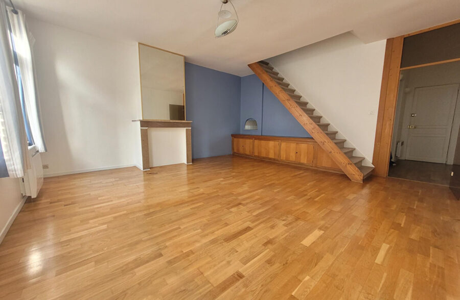 LILLE GAMBETTA: Type 3 bis dernier étage en duplex au calme