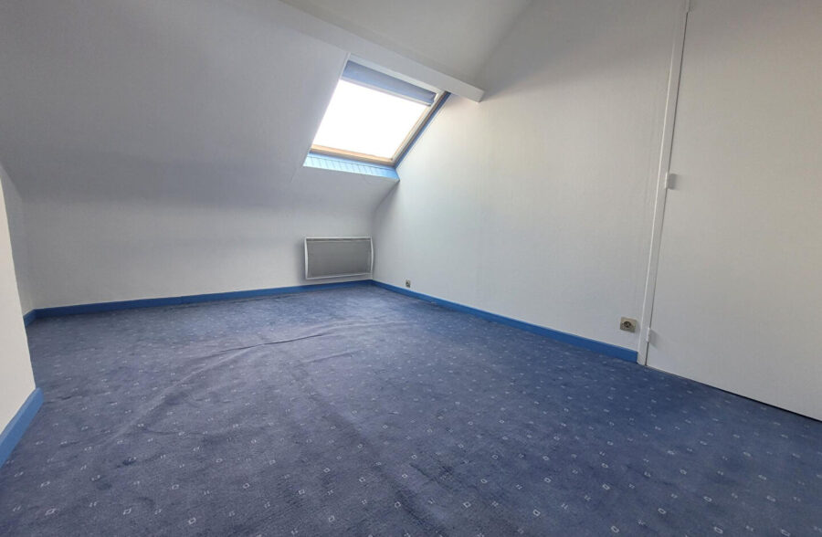 LILLE GAMBETTA: Type 3 bis dernier étage en duplex au calme