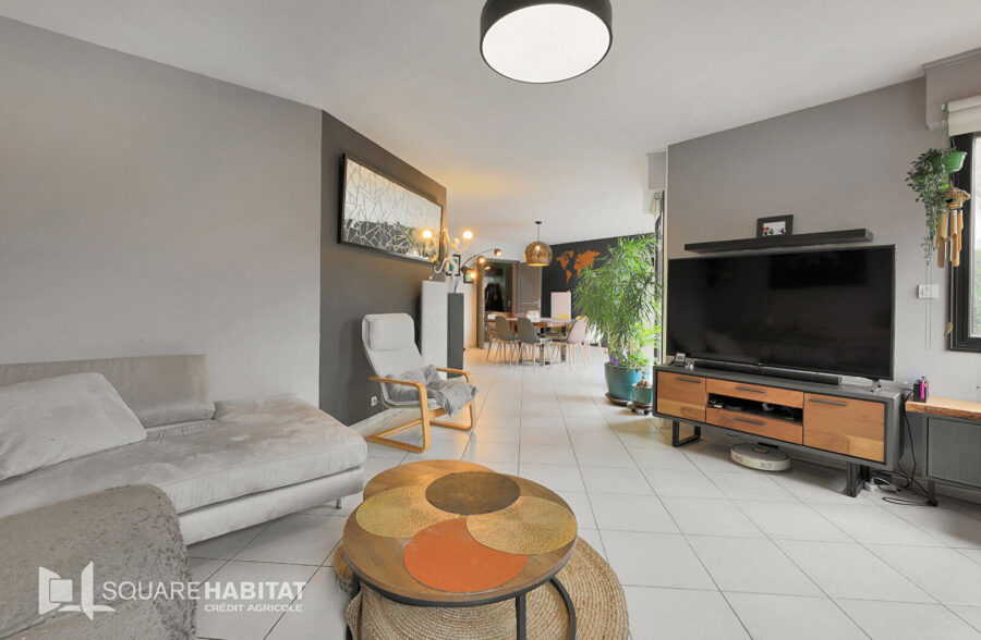 Grande maison individuelle 7 chambres, garages, beau jardin