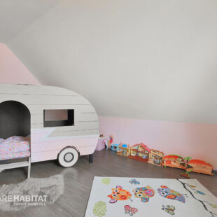 Grande maison individuelle 7 chambres, garages, beau jardin