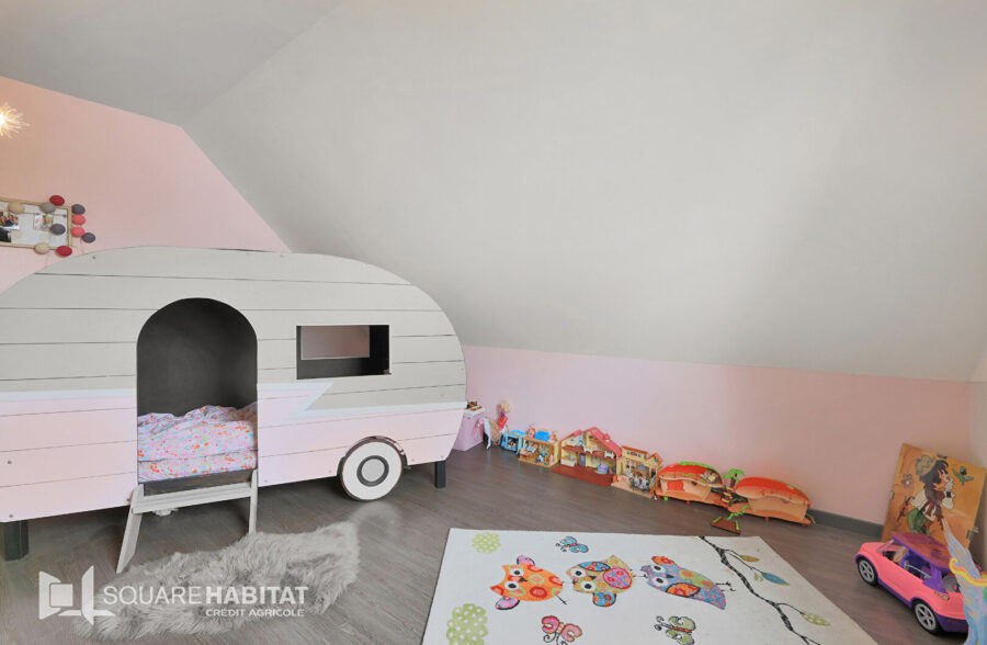 Grande maison individuelle 7 chambres, garages, beau jardin