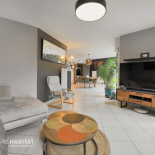 Maison individuelle 7 chambres, garages, beau jardin