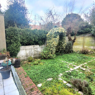Maison avec jardin et place de stationnement