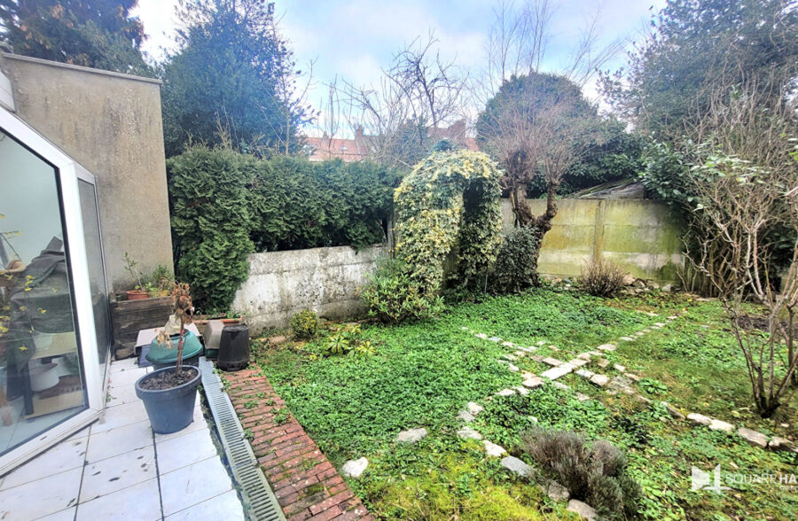 Maison avec jardin et place de stationnement