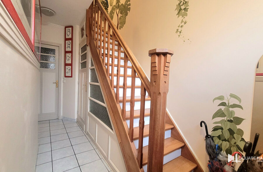 Maison avec jardin et place de stationnement
