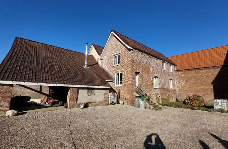 Corps de ferme et ses dépendances sur Delettes