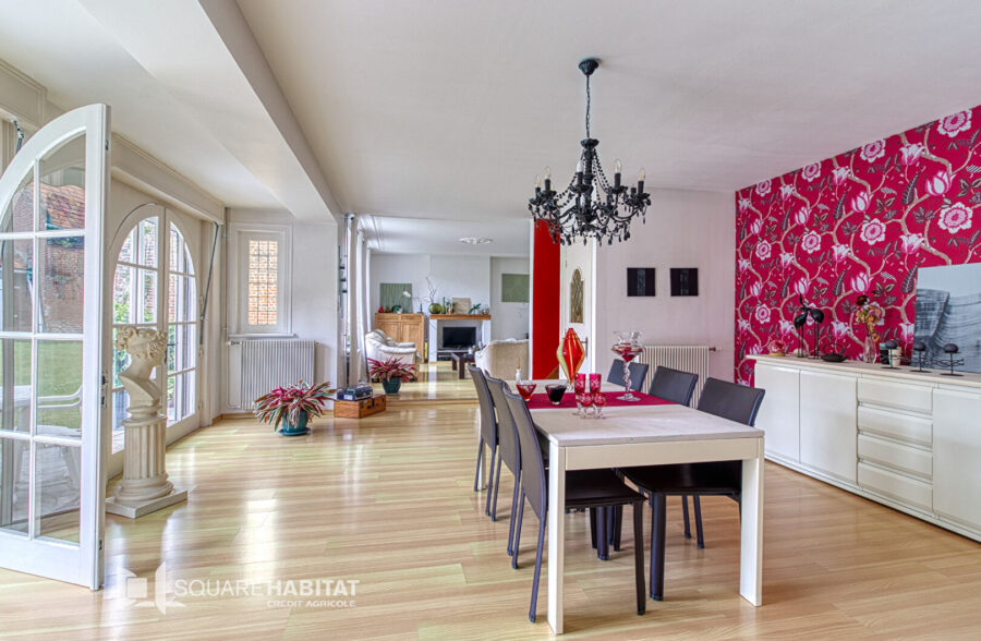 Maison atypique très spacieuse. <small> Sous compromis </small>
