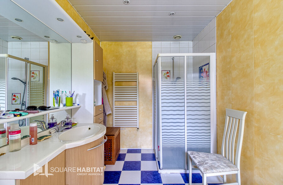 Maison atypique très spacieuse. <small> Sous compromis </small>