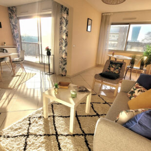 PROCHE GARES ET METROS GRAND T3 AVEC BALCON ET POSSIBILITE DE PARKINGS