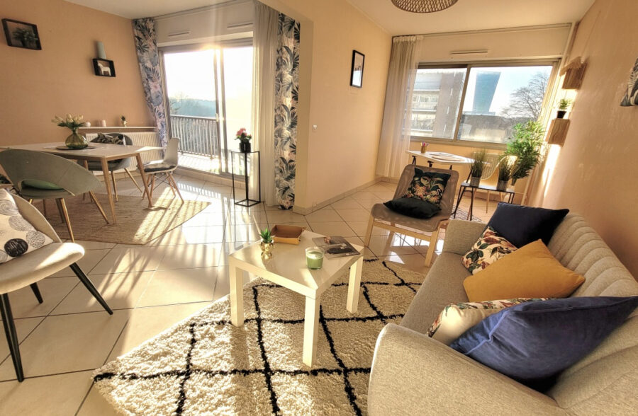 PROCHE GARES ET METROS GRAND T3 AVEC BALCON ET POSSIBILITE DE PARKINGS