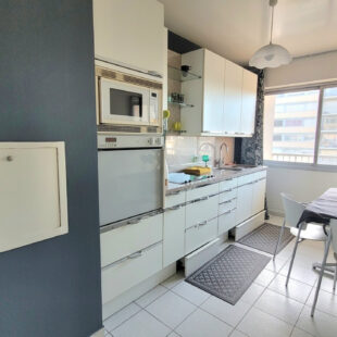 PROCHE GARES ET METROS GRAND T3 AVEC BALCON ET POSSIBILITE DE PARKINGS
