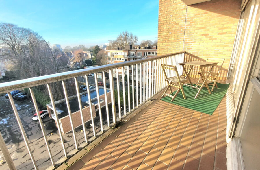 PROCHE GARES ET METROS GRAND T3 AVEC BALCON ET POSSIBILITE DE PARKINGS