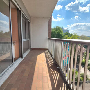 PROCHE GARES ET METROS GRAND T3 AVEC BALCON ET POSSIBILITE DE PARKINGS