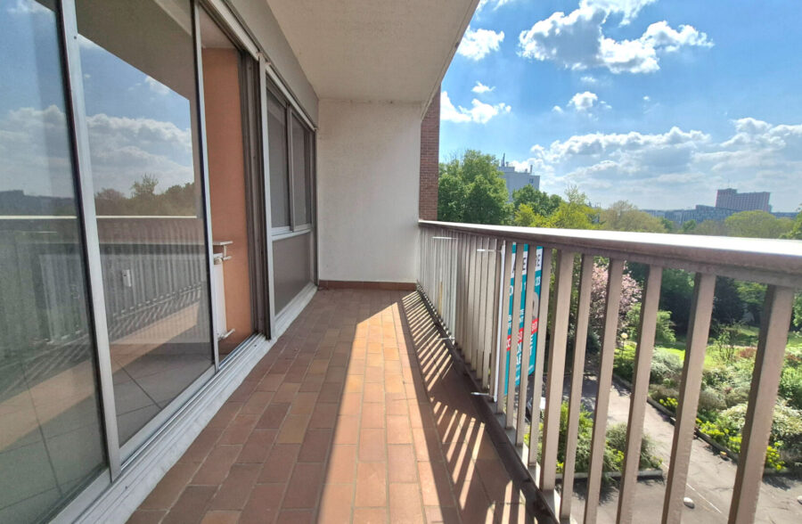 PROCHE GARES ET METROS GRAND T3 AVEC BALCON ET POSSIBILITE DE PARKINGS