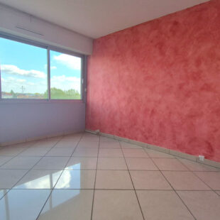 PROCHE GARES ET METROS GRAND T3 AVEC BALCON ET POSSIBILITE DE PARKINGS