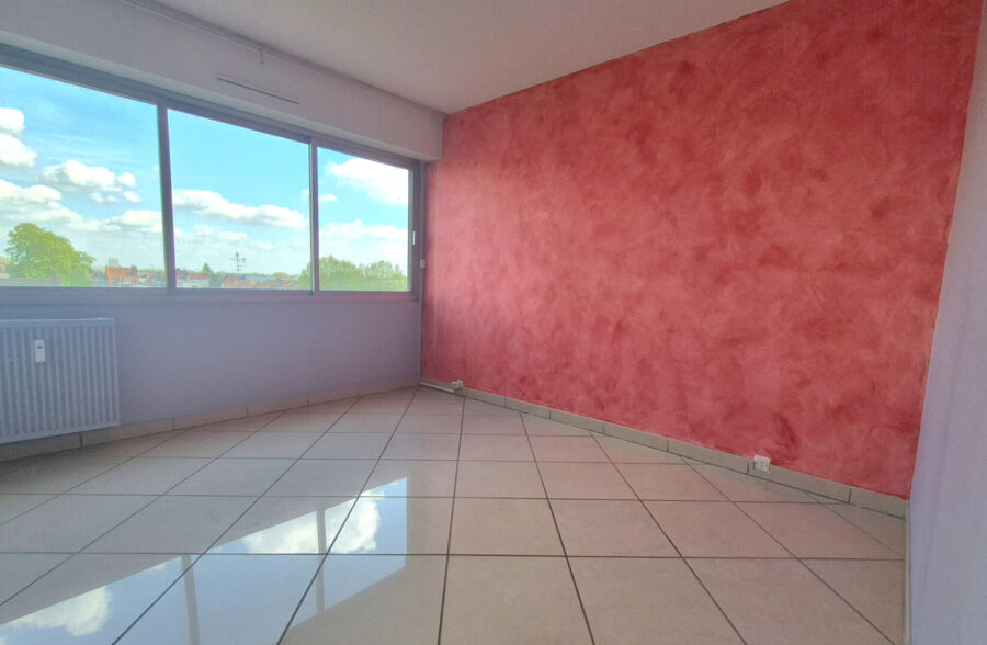PROCHE GARES ET METROS GRAND T3 AVEC BALCON ET POSSIBILITE DE PARKINGS