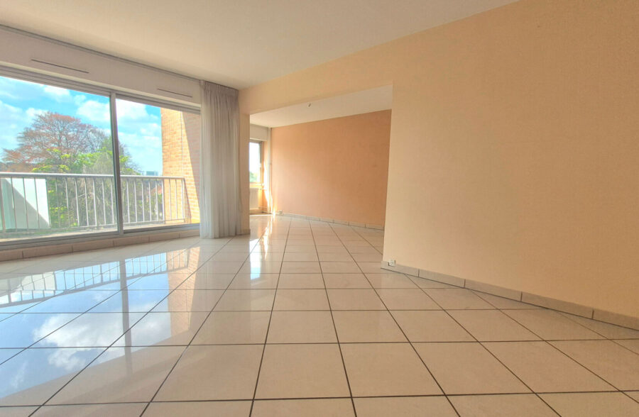 PROCHE GARES ET METROS GRAND T3 AVEC BALCON ET POSSIBILITE DE PARKINGS