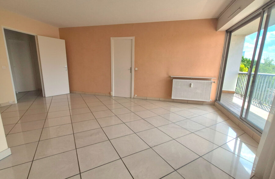 PROCHE GARES ET METROS GRAND T3 AVEC BALCON ET POSSIBILITE DE PARKINGS