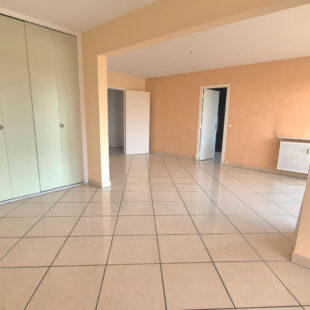 PROCHE GARES ET METROS GRAND T3 AVEC BALCON ET POSSIBILITE DE PARKINGS