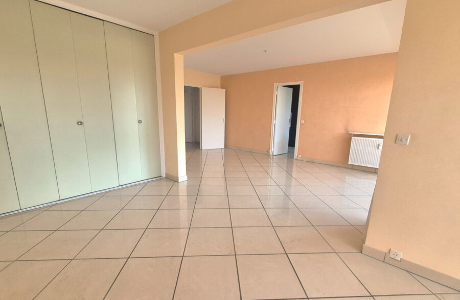PROCHE GARES ET METROS GRAND T3 AVEC BALCON ET POSSIBILITE DE PARKINGS