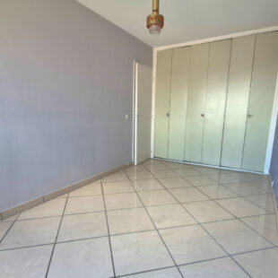 PROCHE GARES ET METROS GRAND T3 AVEC BALCON ET POSSIBILITE DE PARKINGS