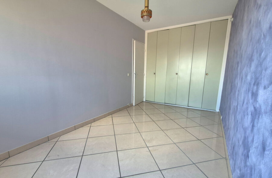 PROCHE GARES ET METROS GRAND T3 AVEC BALCON ET POSSIBILITE DE PARKINGS
