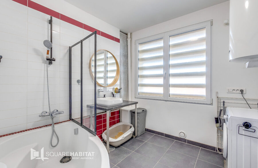 PROCHE TRAM SAINT MAUR TYPE 3 DERNIER ETAGE AVEC BALCON ET CAVE