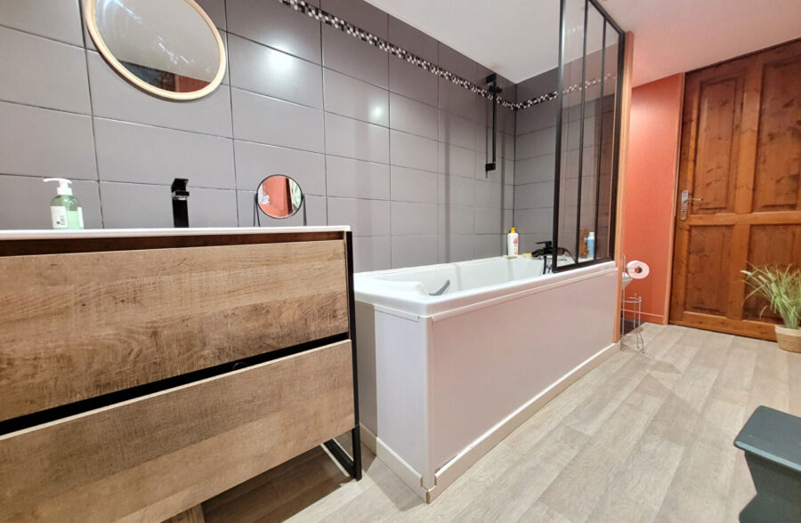 Maison semi individuelle rénovée 3 Chambres  Sous compromis 
