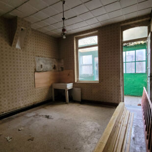 MAISON A TRAVAUX AVEC TOITURE NEUVE