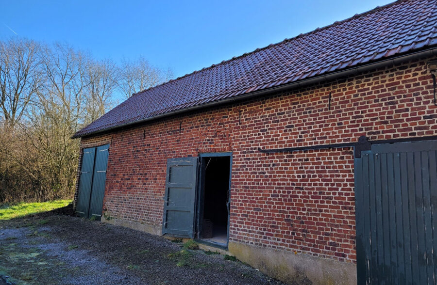 Grange à rénover 300m2 – secteur prisé de Caëstre