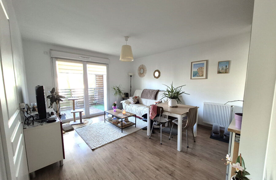 Magnifique T2 de 40 m², balcon de 13m² et place de parking VENDU LIBRE de toute occupation.