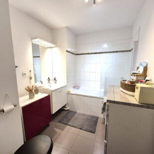 Magnifique T2 de 40 m², balcon de 13m² et place de parking VENDU LIBRE de toute occupation.