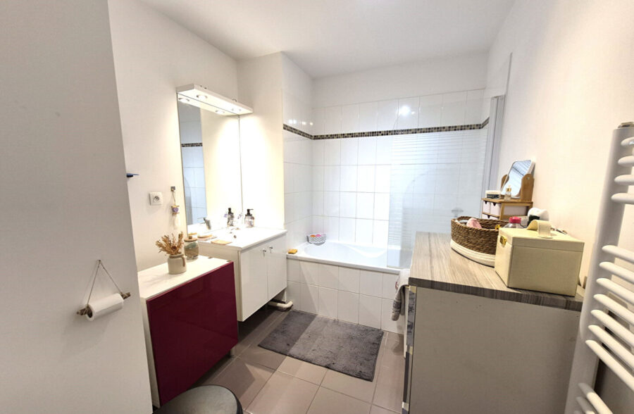 Magnifique T2 de 40 m², balcon de 13m² et place de parking VENDU LIBRE de toute occupation.