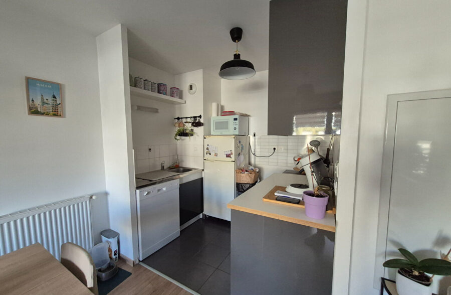 Magnifique T2 de 40 m², balcon de 13m² et place de parking VENDU LIBRE de toute occupation.