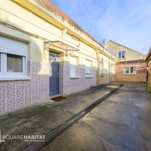 ENSEMBLE DE TROIS MAISONS EN FOND DE COUREE
