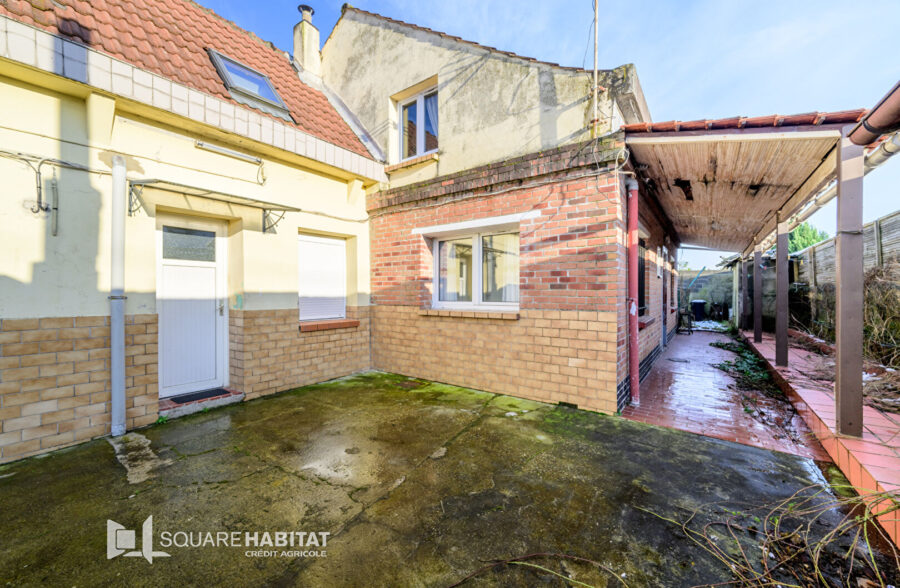 ENSEMBLE DE TROIS MAISONS EN FOND DE COUREE