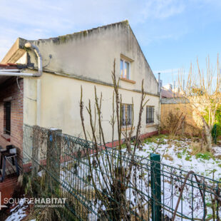 ENSEMBLE DE TROIS MAISONS EN FOND DE COUREE