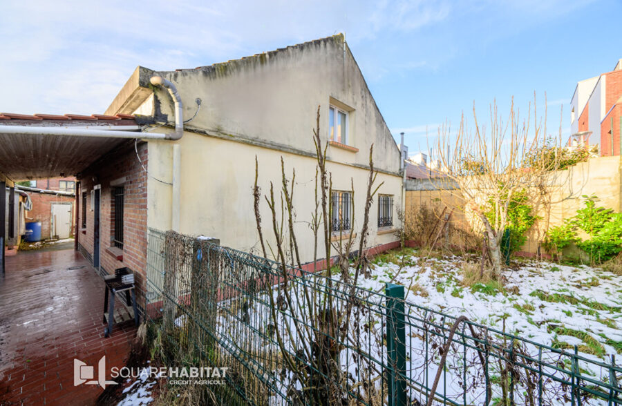 ENSEMBLE DE TROIS MAISONS EN FOND DE COUREE