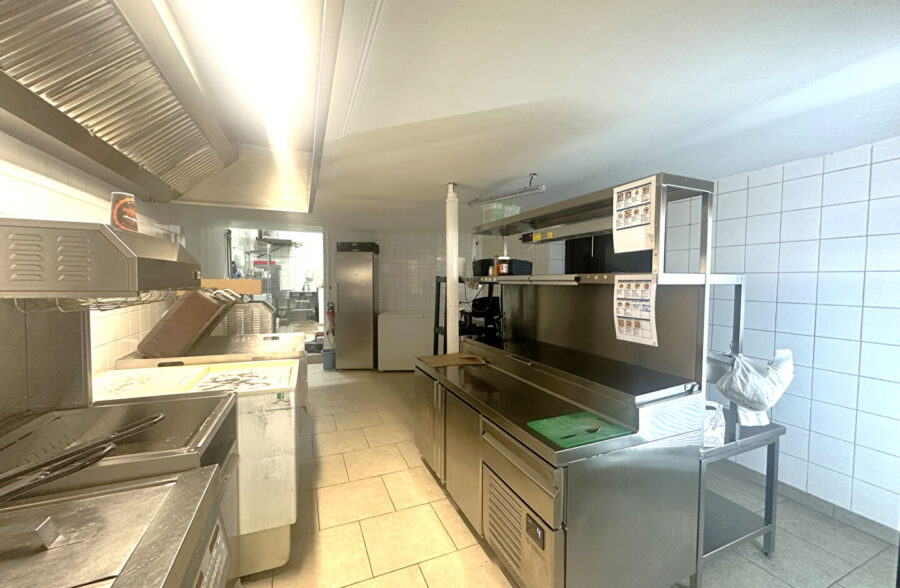 Immeuble de rapport avec local commercial et duplex loué