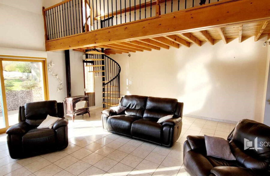 Maison en pierre blanche