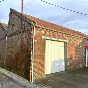 Atelier style loft industriel à rénover.