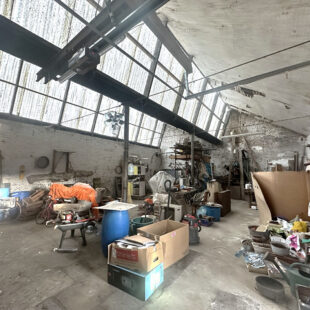 Atelier style loft industriel à rénover.