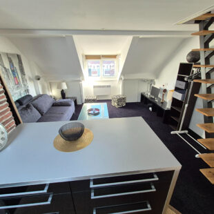 Studio meublé + chambre en mezzanine , vue latérale mer , 80M de la plage !!