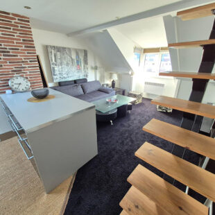 Studio meublé + chambre en mezzanine , vue latérale mer , 80M de la plage !!