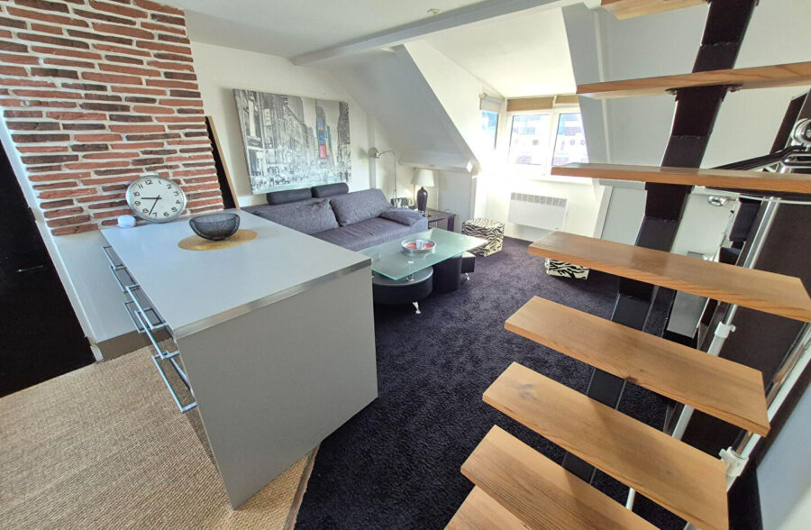 Studio meublé + chambre en mezzanine , vue latérale mer , 80M de la plage !!