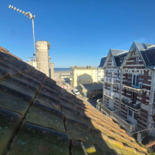 Studio meublé + chambre en mezzanine , vue latérale mer , 80M de la plage !!