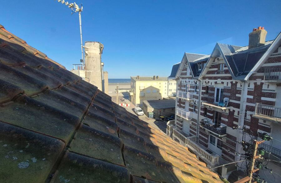 Studio meublé + chambre en mezzanine , vue latérale mer , 80M de la plage !!