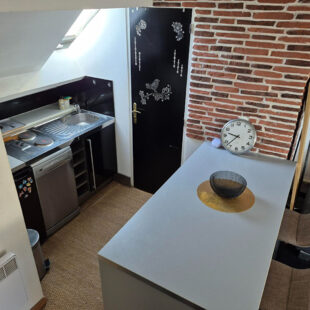 Studio meublé + chambre en mezzanine , vue latérale mer , 80M de la plage !!